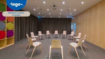 Využijte variabilní uspořádání Multifunkční místnosti.